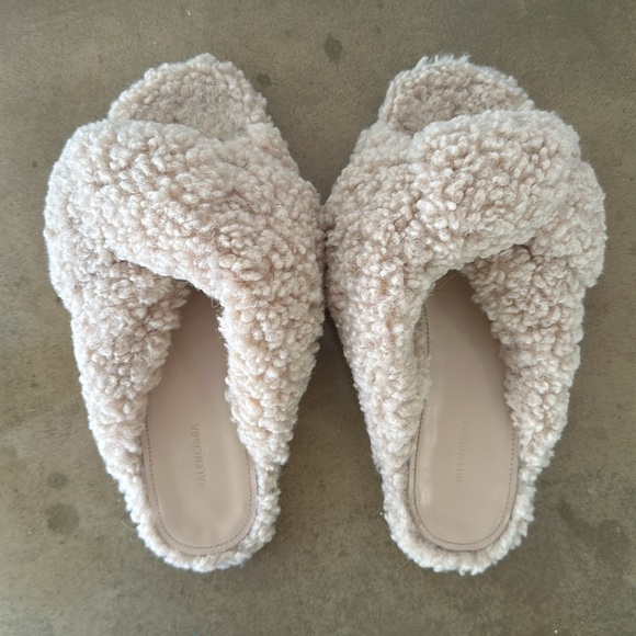 Never worn Balenciaga Drapy Sandal in Faux Fur - Picture 3 of 6